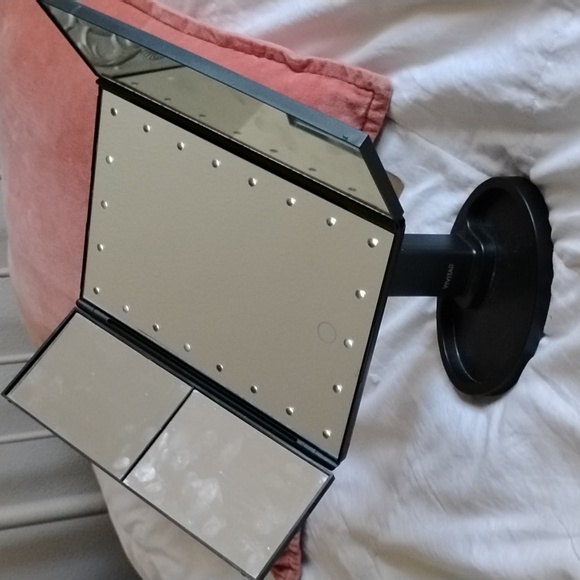 Mirror magnifying adjustable light up - Picture 2 of 3